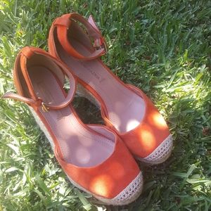 Bcbgmaxazaria orange suede wedges